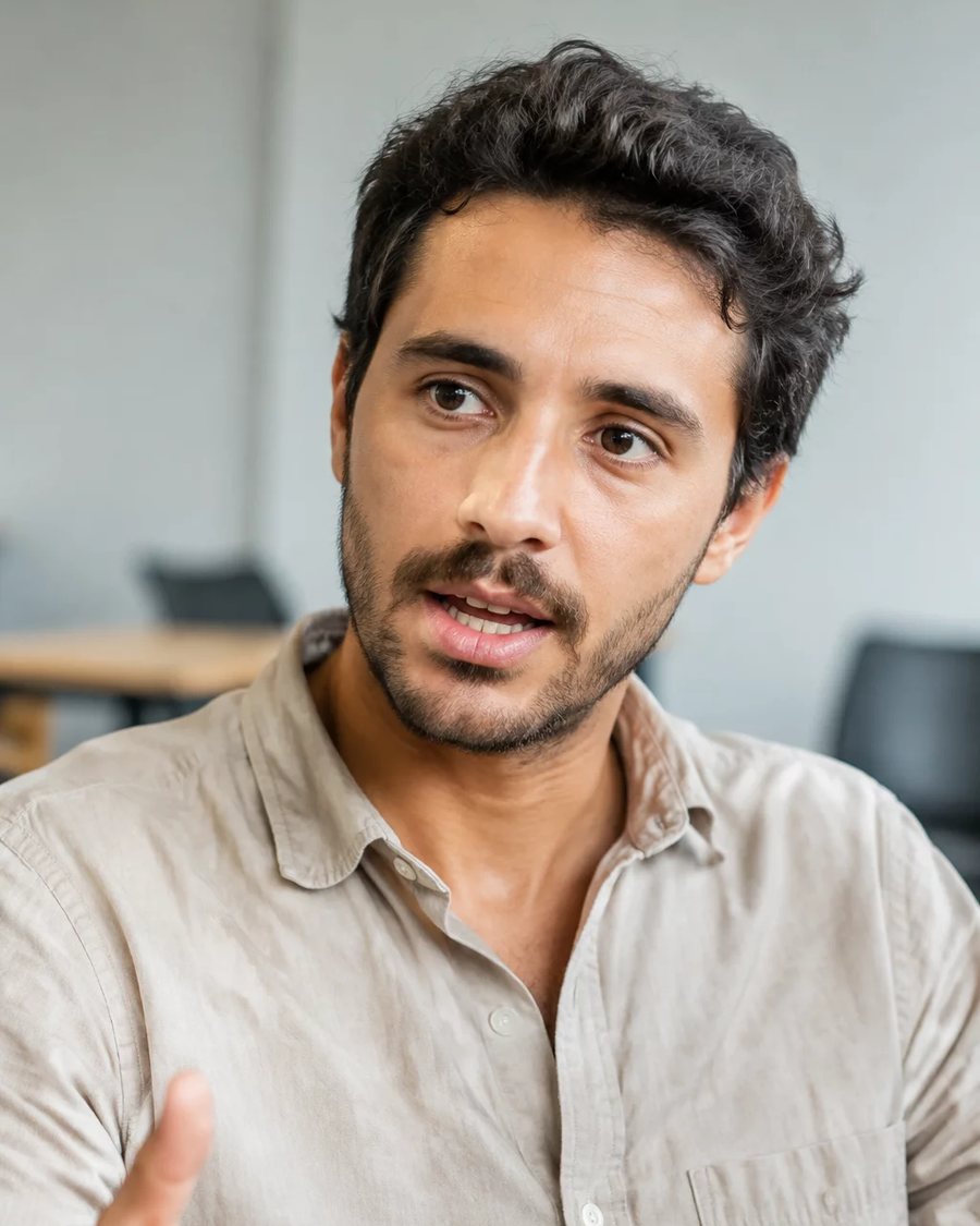 Participante em pé no meio da roda, segurando a folha de anotações enquanto fala